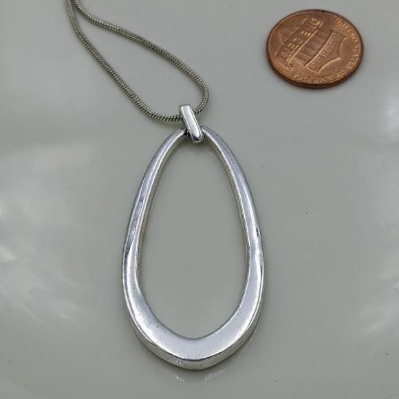 Leon Silver Tone Oval Circle Pendant Necklace - Picture 1 of 8